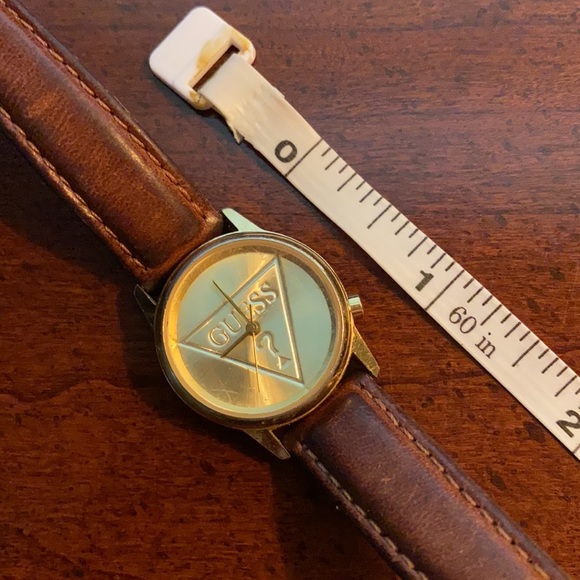 Vintage Guess watch with leather strap - Picture 11 of 12
